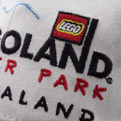 Cappello LEGOLAND® adulti colore bianco visione dettaglio ricamo delle scritte