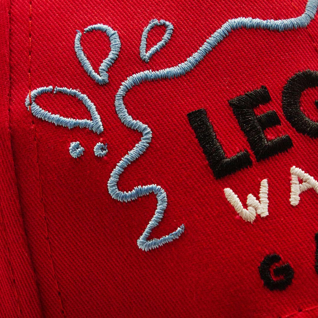 Cappello LEGOLAND® adulti colore rosso visione dettaglio ricamo della scritta