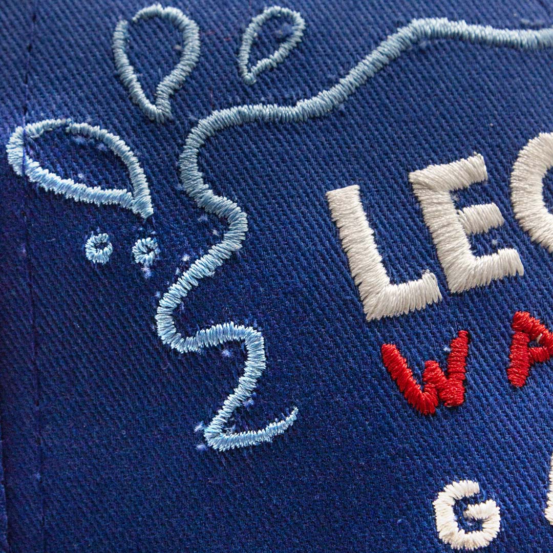 Cappello LEGOLAND® adulti colore blu visione dettaglio ricamo della scritta