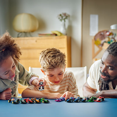 Monoposto di F1® da collezione fotografia bambini e uomo che giocano con il set lego