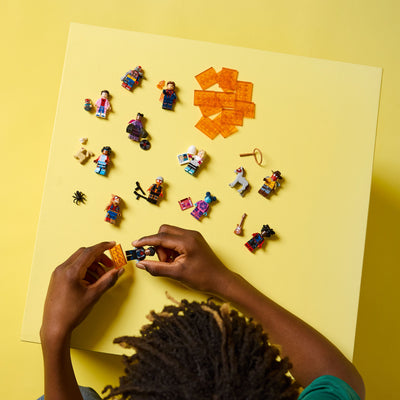 Spider-Man: Across the Spider-Verse fotografia dall'alto del set lego in costruzione