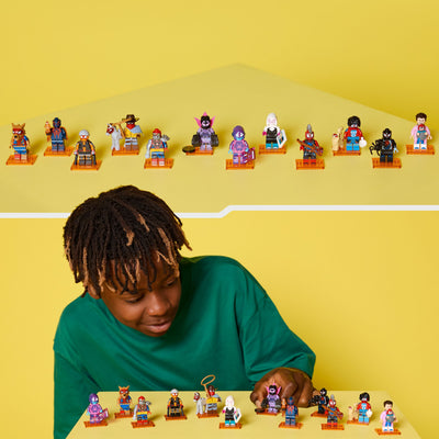 Spider-Man: Across the Spider-Verse fotografia promozionale con bambino che gioca con le minifigures dei pacchetti e tutte le minifigures allineate 