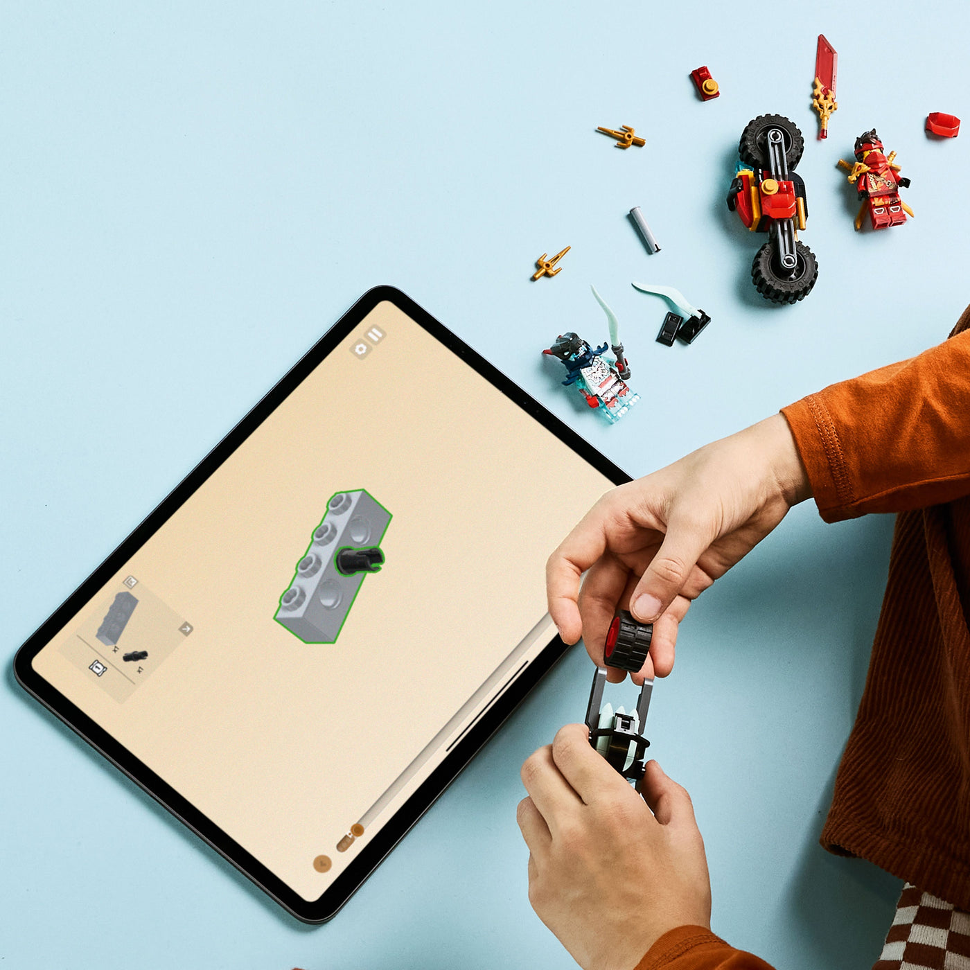 Gara di velocità sulla moto di Kai fotografia dall'alto del set lego in costruzione