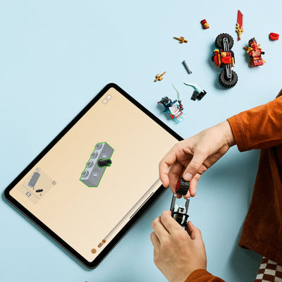 Gara di velocità sulla moto di Kai fotografia dall'alto del set lego in costruzione