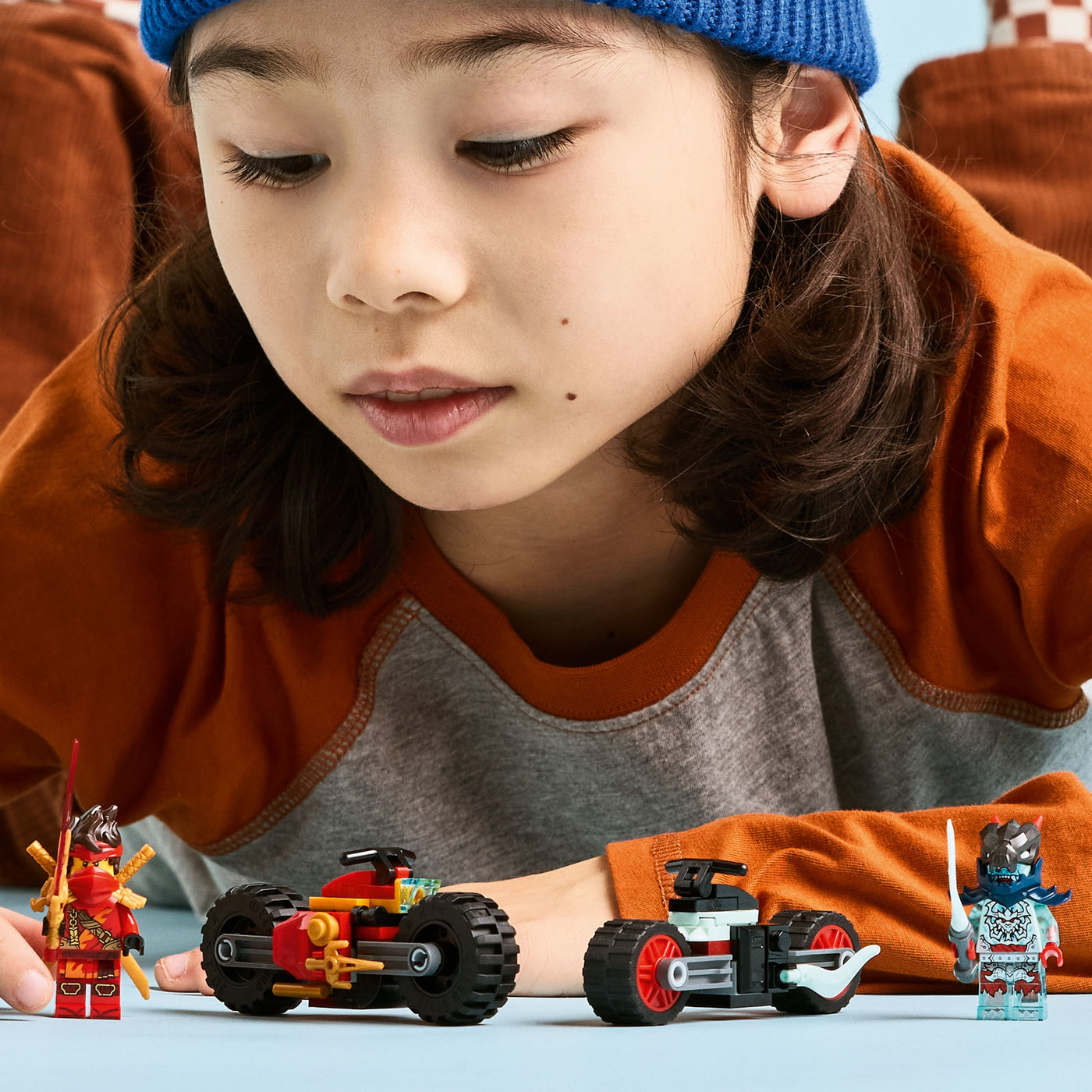 Gara di velocità sulla moto di Kai fotografia bambino con le minifigure e le moto del set lego
