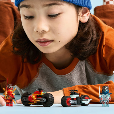 Gara di velocità sulla moto di Kai fotografia bambino con le minifigure e le moto del set lego