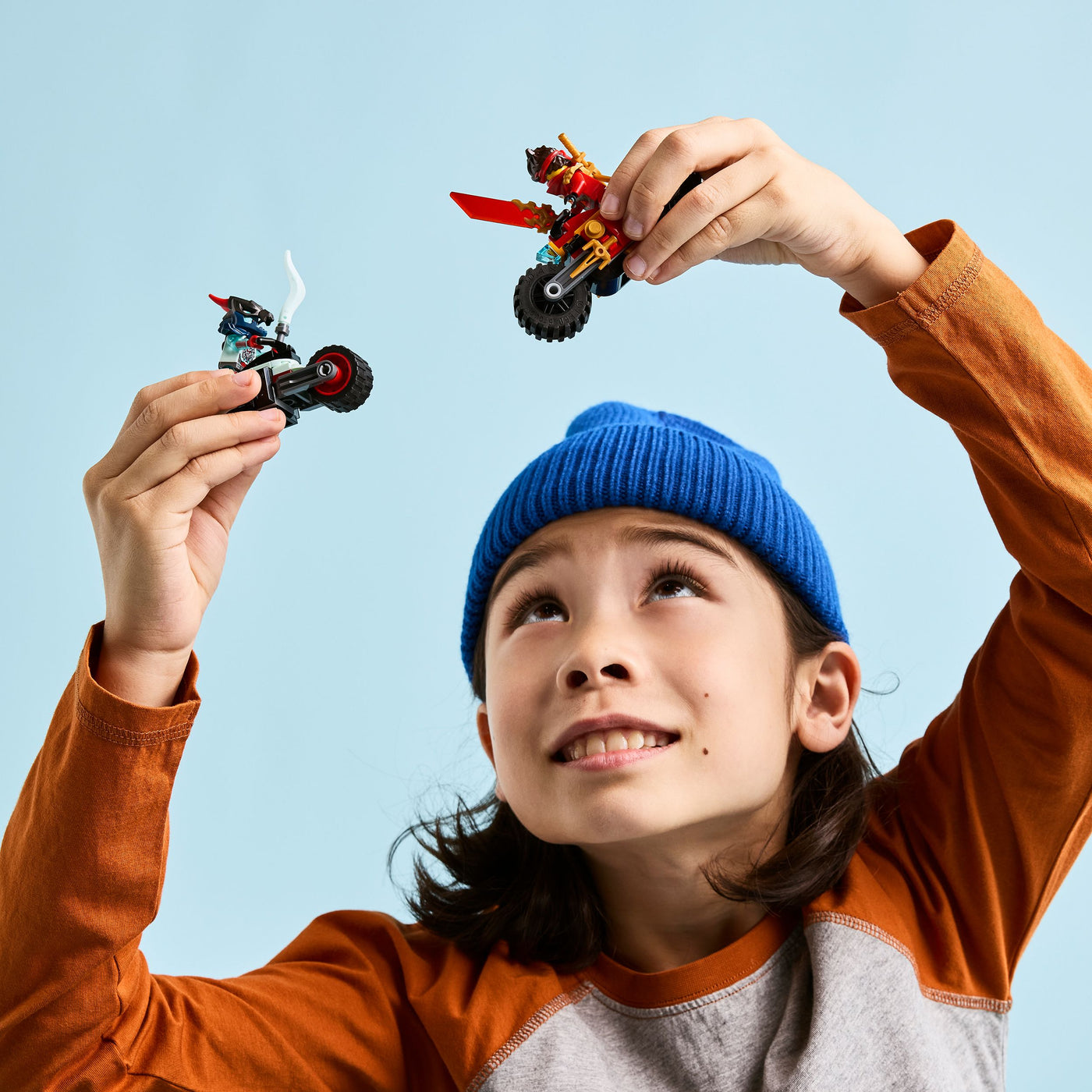 Gara di velocità sulla moto di Kai fotografia bambino che gioca con il set lego costruito