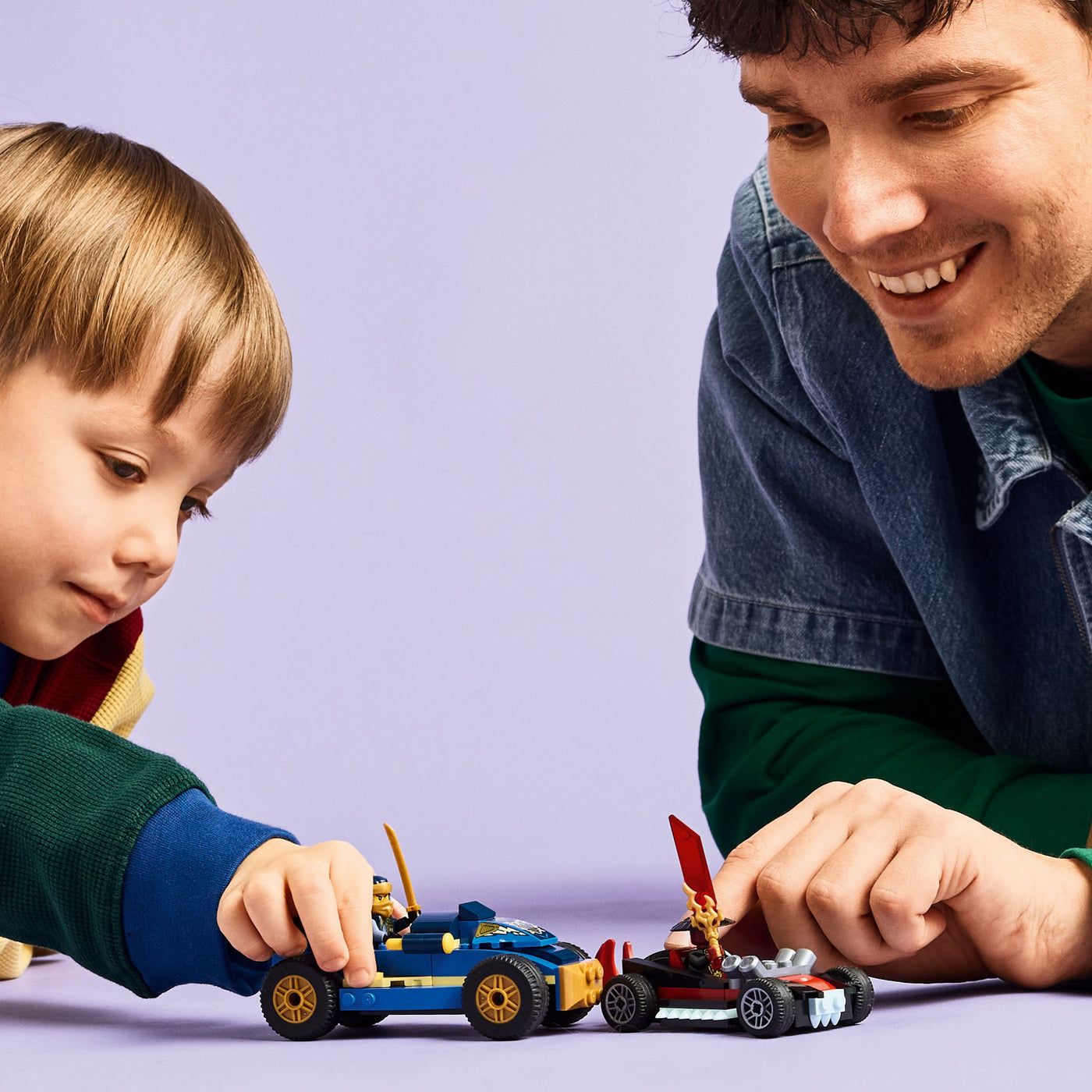 Duello ad alta velocità tra Rogue e Drix fotografia bambino e uomo che giocano con il set lego