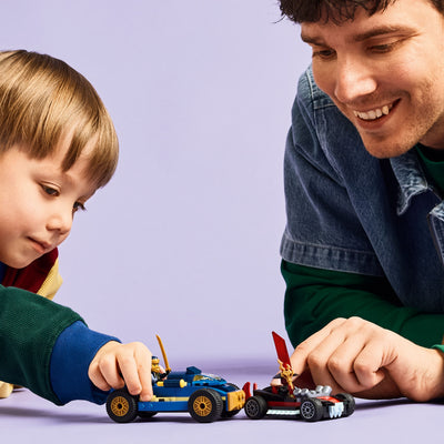 Duello ad alta velocità tra Rogue e Drix fotografia bambino e uomo che giocano con il set lego