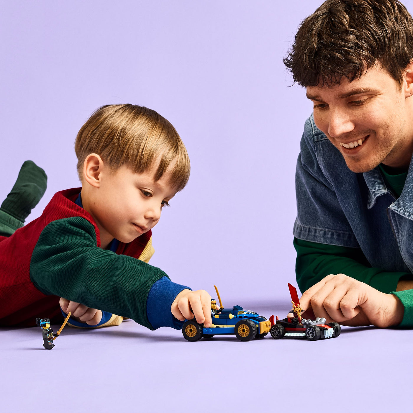 Duello ad alta velocità tra Rogue e Drix fotografia bambino e uomo che giocano con il set lego