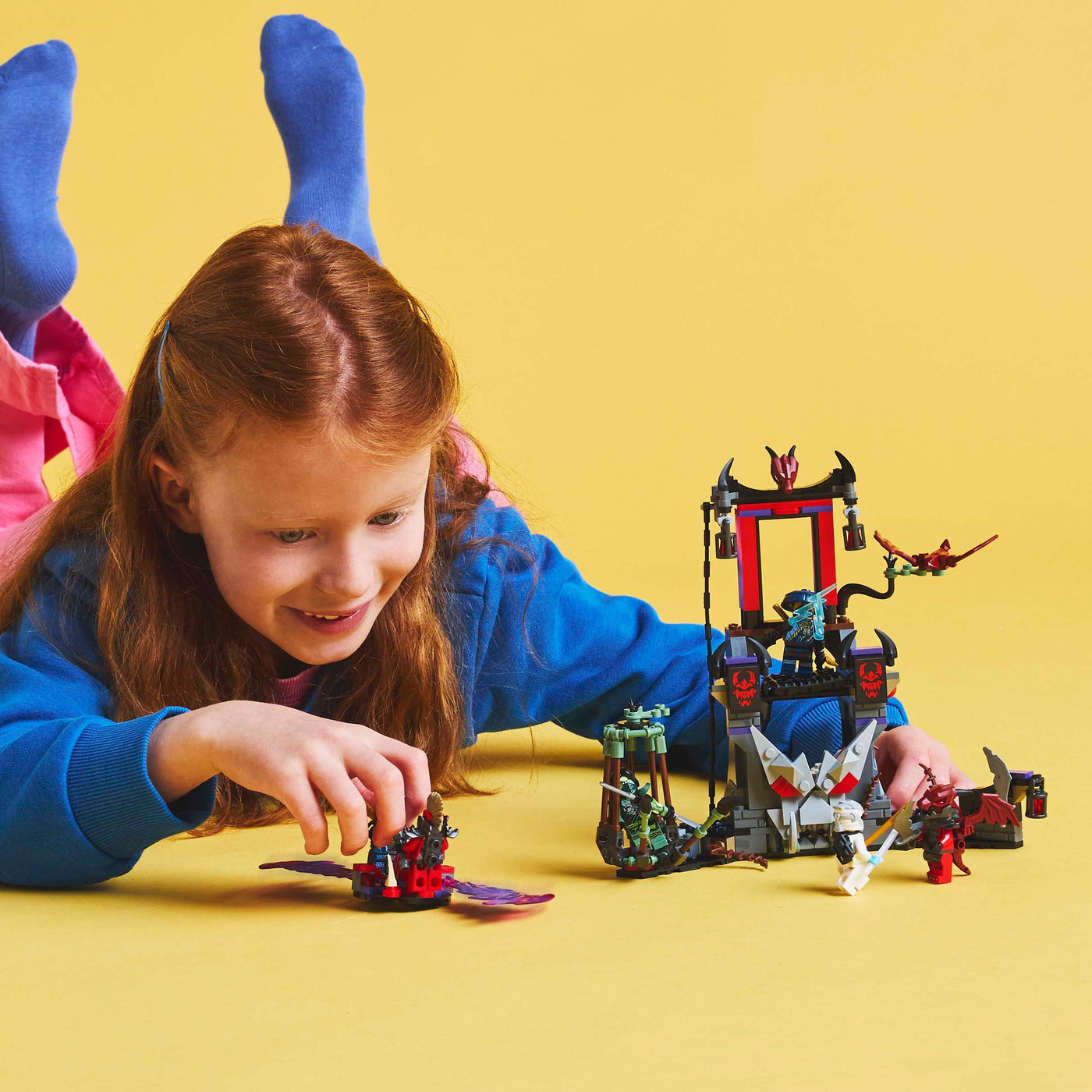 Villaggio della tempesta dragoniano fotografia bambina che gioca con il set lego