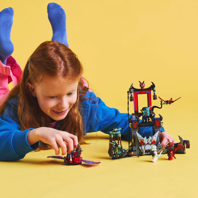 Villaggio della tempesta dragoniano fotografia bambina che gioca con il set lego