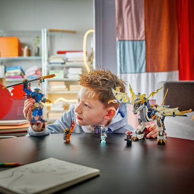 Mech cavalca-drago di Rogue fotografia bambino che gioca con il set lego