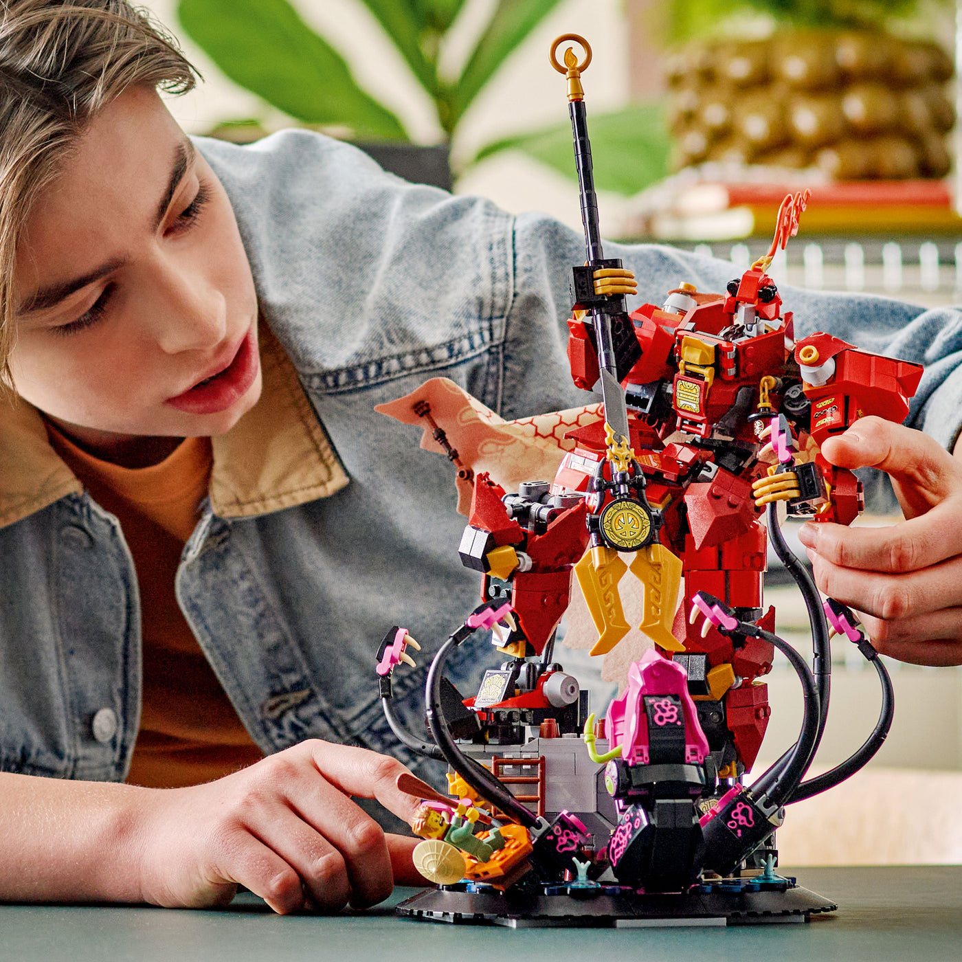 Mech Cavaliere del Fuoco fotografia ragazzo con il set lego costruito tra le mani
