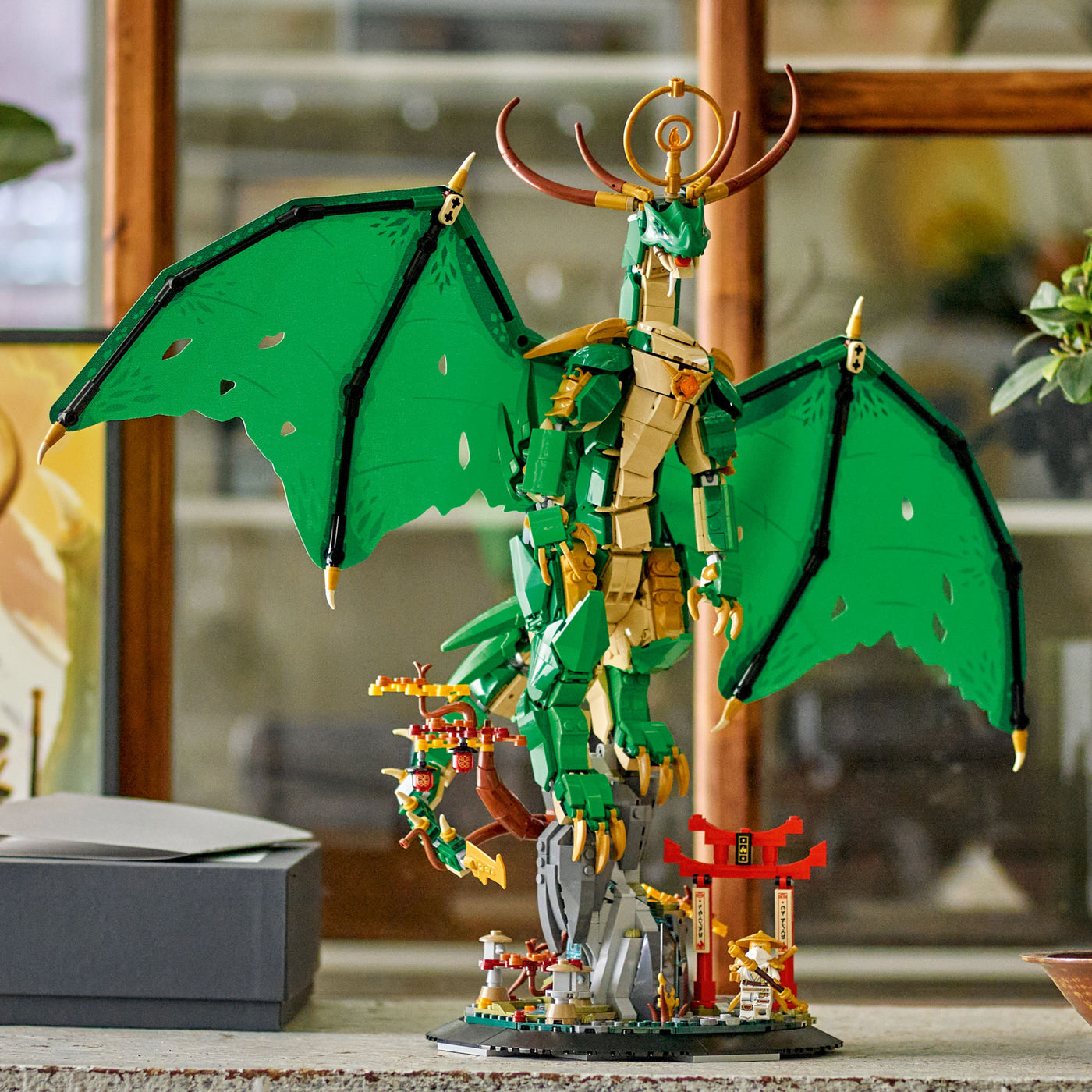 Drago-guardiano fotografia frontale del set lego costruito in ambiente domestico da esposizione