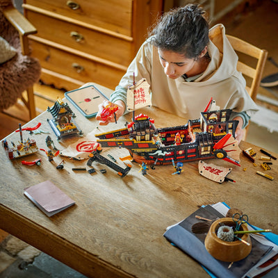 Il Bounty del Tempio fotografia dall'alto del set lego in costruzione con ragazzo