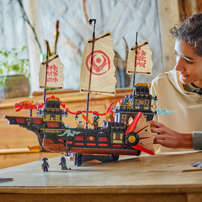 Il Bounty del Tempio fotografia laterale del set lego costruito con ragazzo