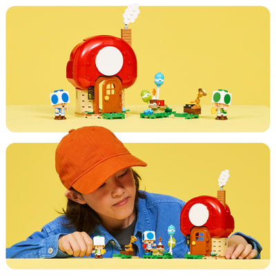 Festa a casa di Toad fotografia promozionale con set lego completo e bambino che gioca 