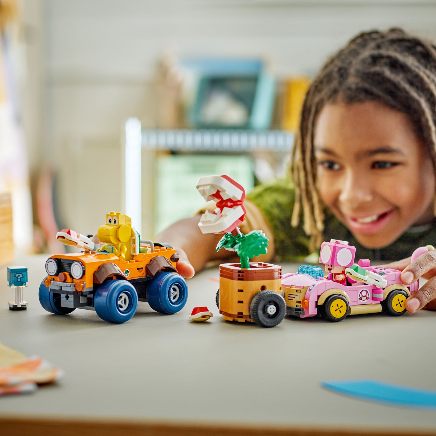 Mario Kart™ – All'inseguimento della Pianta Piranha potenziata fotografia bambino che gioca con il set lego costruito in ambiente domestico