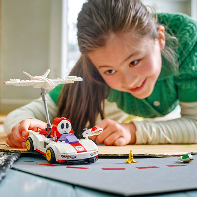 Mario Kart™ – Tipo Timido e ala-P fotografia ragazzina che gioca con il set lego in ambiente domestico