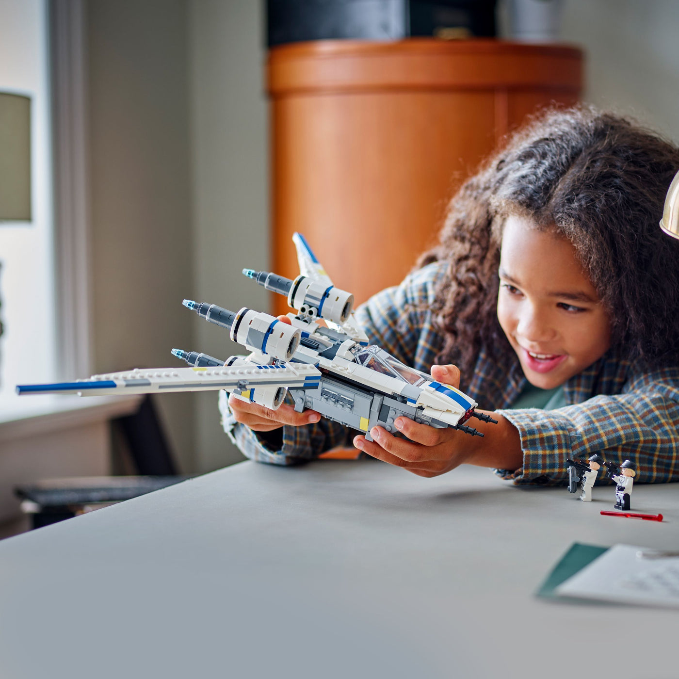 U-Wing Starfighter™ ribelle fotografia ragazzo con il set lego costruito