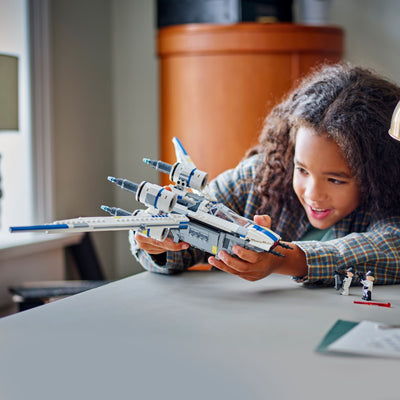 U-Wing Starfighter™ ribelle fotografia ragazzo con il set lego costruito