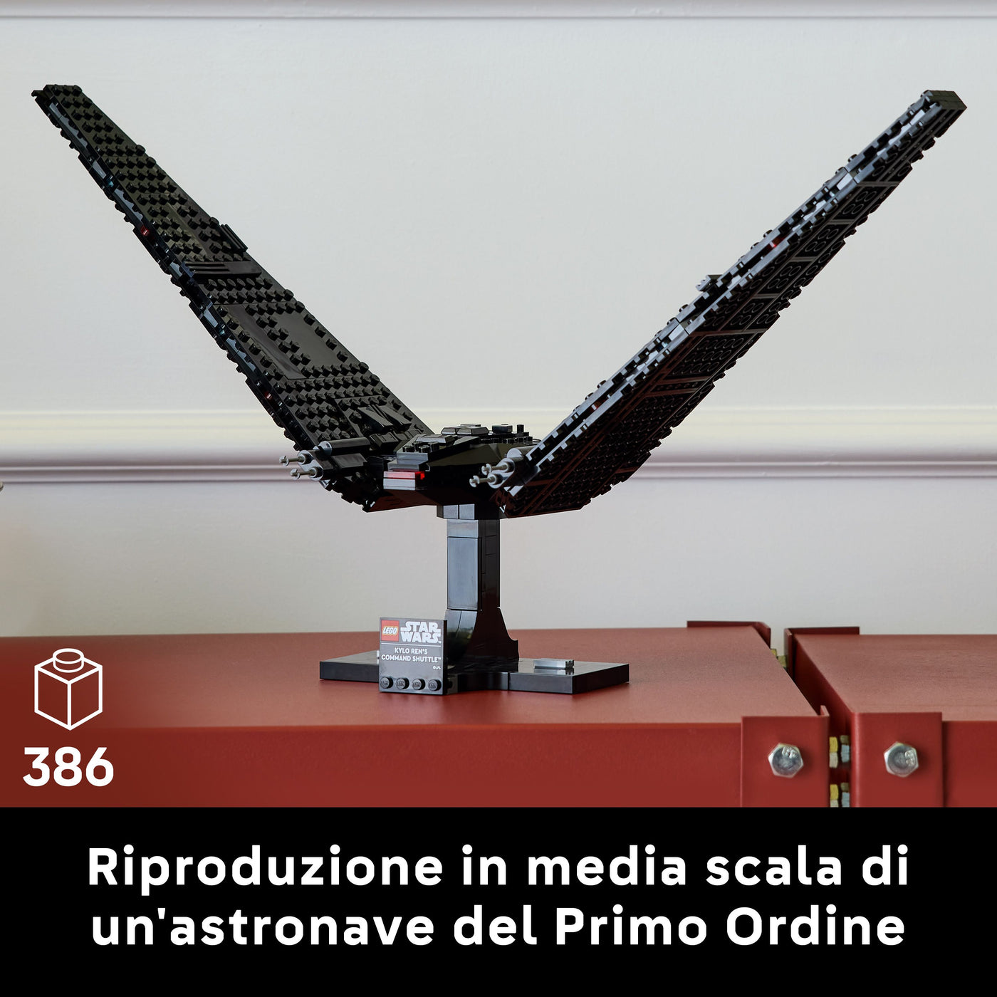 Shuttle di comando di Kylo Ren fotografia promozionale "Riproduzione in media scala di un'astronave del Primo Ordine"