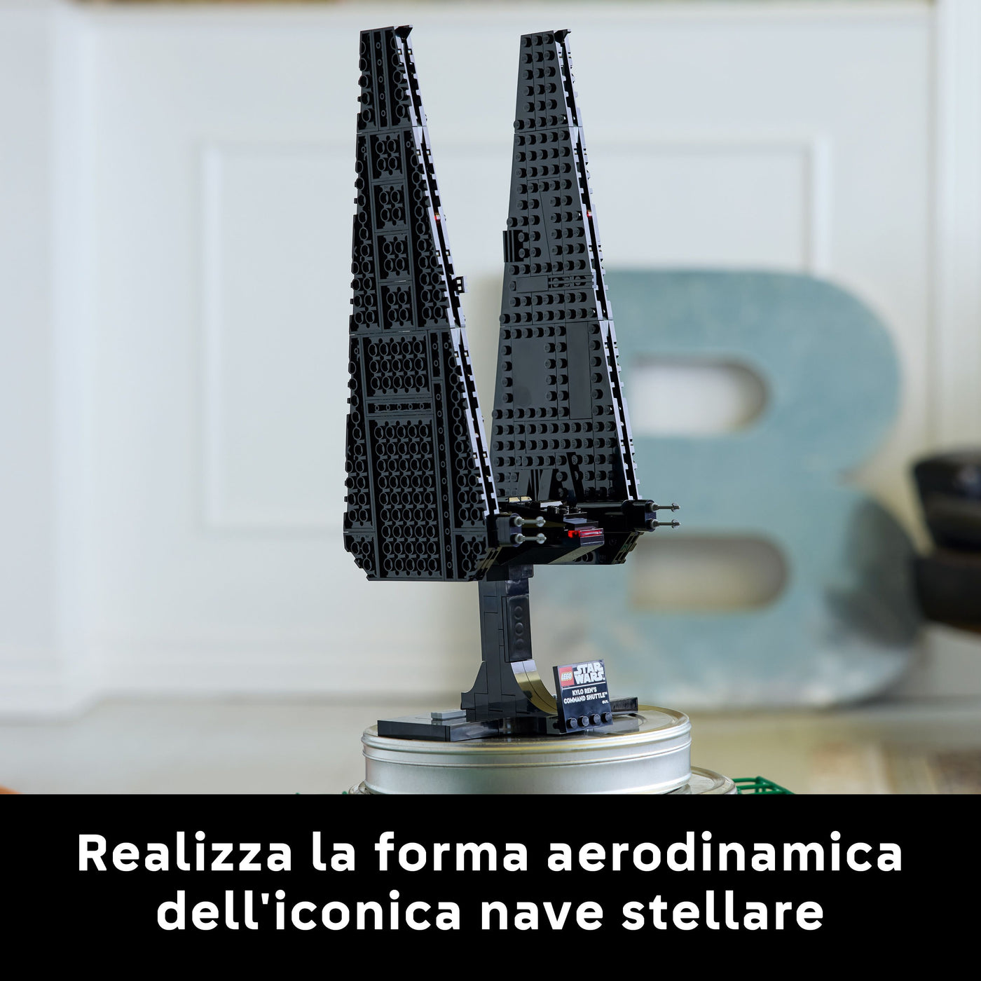 Shuttle di comando di Kylo Ren fotografia promozionale "Realizza la forma aerodinamica dell'iconica nave stellare"
