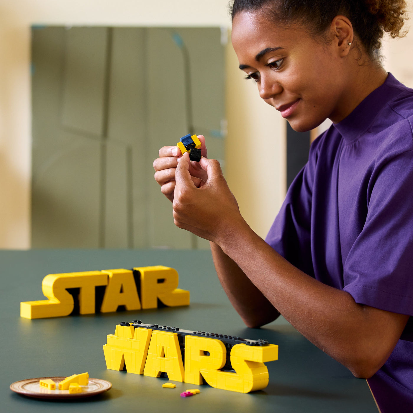 Logo Star Wars™ in mattoncini fotografia ragazza che costruisce il set lego