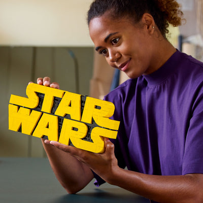 Logo Star Wars™ in mattoncini fotografia donna con set lego costruito tra le mani