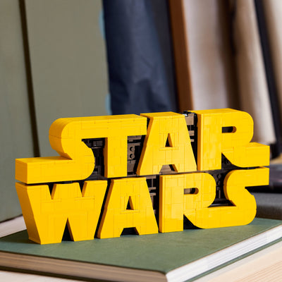 Logo Star Wars™ in mattoncini fotografia con prospettiva laterale del set lego costruito in ambiente domestico da esposizione