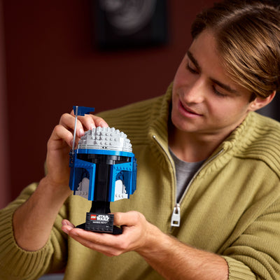 Casco di Jango Fett™ fotografia uomo che tiene in mano il set costruito