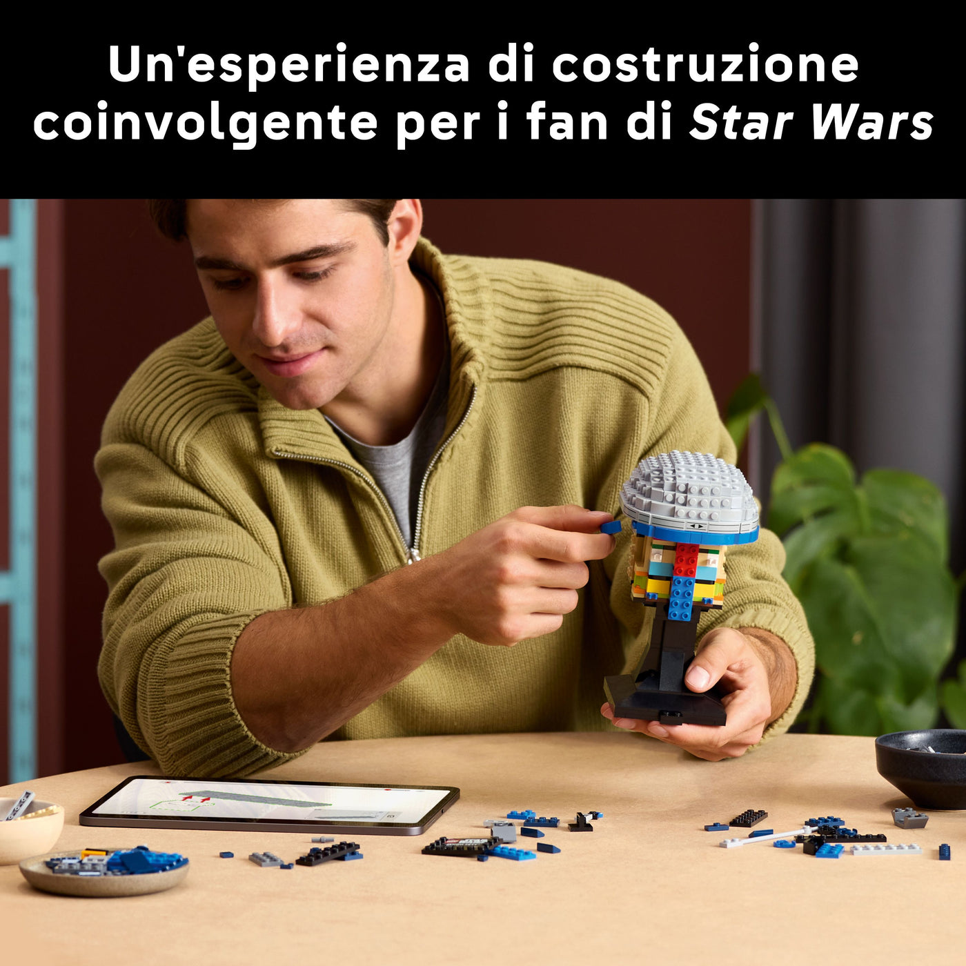 Casco di Jango Fett™ fotografia uomo che costruisce il set lego promozionale "Un'esperienza di costruzione coinvolgente per i fan di Star Wars"
