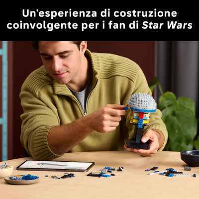 Casco di Jango Fett™ fotografia uomo che costruisce il set lego promozionale "Un'esperienza di costruzione coinvolgente per i fan di Star Wars"