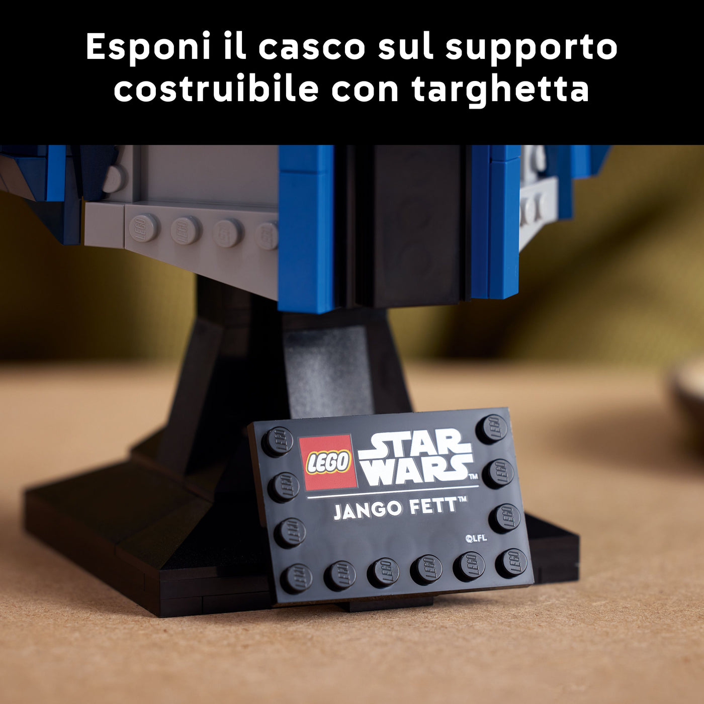 Casco di Jango Fett™ fotografia dettaglio targhetta "Esponi il tuo casco sul supporto costuribile con targhetta"