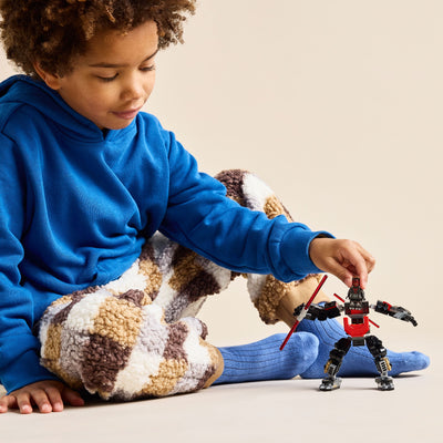 Mech Darth Maul fotografia bambino che gioca con il set lego costruito