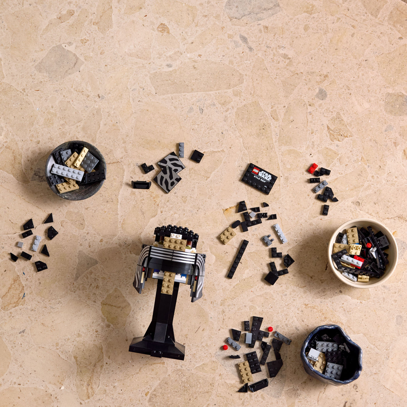 Casco di Kylo Ren fotografia dall'alto del set lego in costruzione