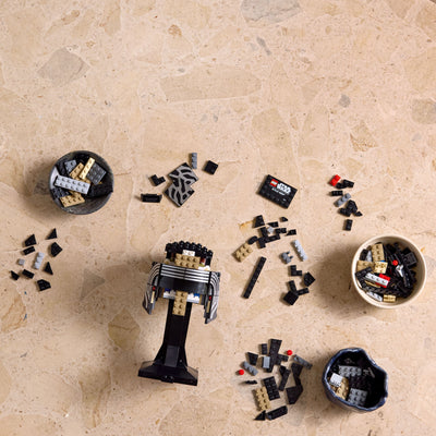 Casco di Kylo Ren fotografia dall'alto del set lego in costruzione