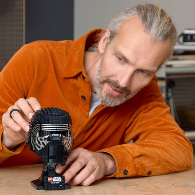 Casco di Kylo Ren fotografia uomo con set lego tra le mani