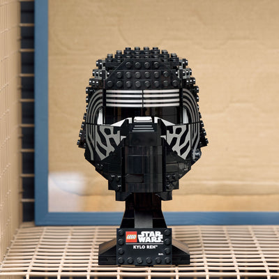 Casco di Kylo Ren fotografia frontale del set lego in ambiente domestico da esposizione