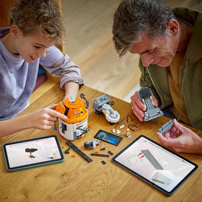 Droide astromeccanico Chopper (C1-10P)™ fotografia ragazzo e uomo che costruiscono il set lego