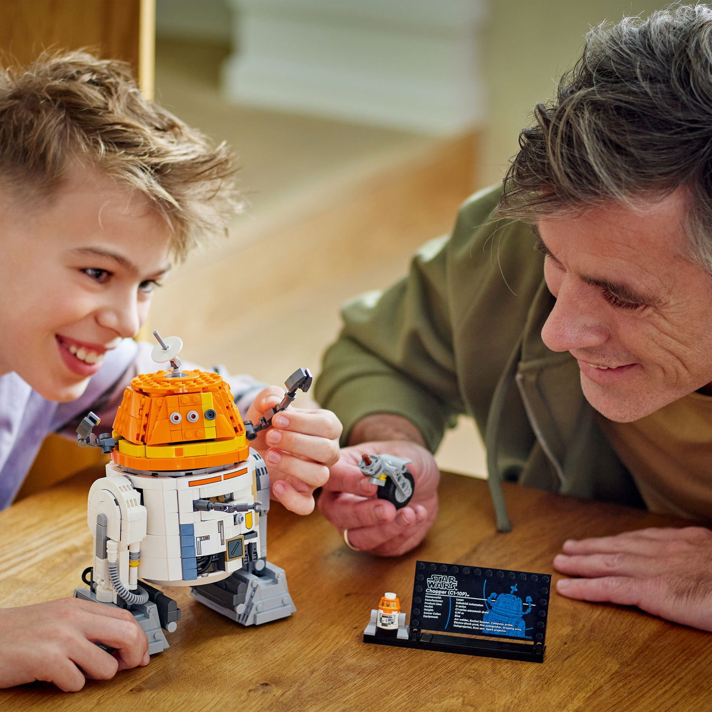 Droide astromeccanico Chopper (C1-10P)™ fotografia ragazzo e uomo che giocano con il set lego costruito