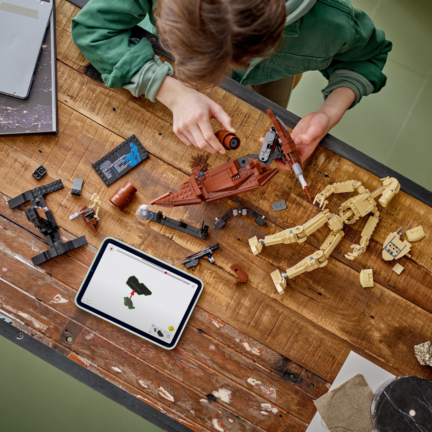 Battle Droid™ con STAP fotografia dall'alto del set lego in costruzione