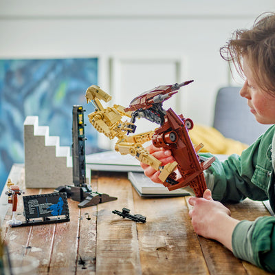 Battle Droid™ con STAP fotografia ragazzo che costruisce il set lego