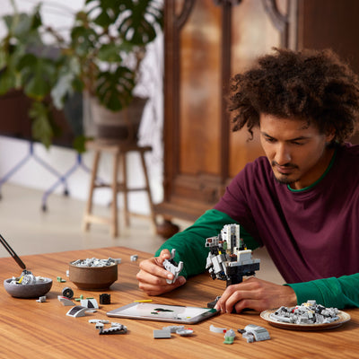 Casco pilota di AT-AT fotografia uomo che costruisce il set lego