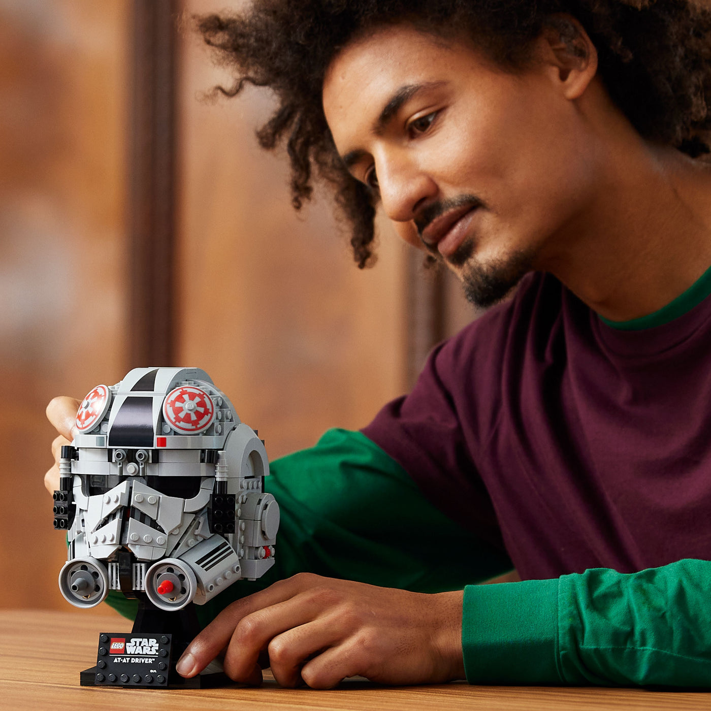 Casco pilota di AT-AT fotografia uomo che tiene il set lego tra le mani