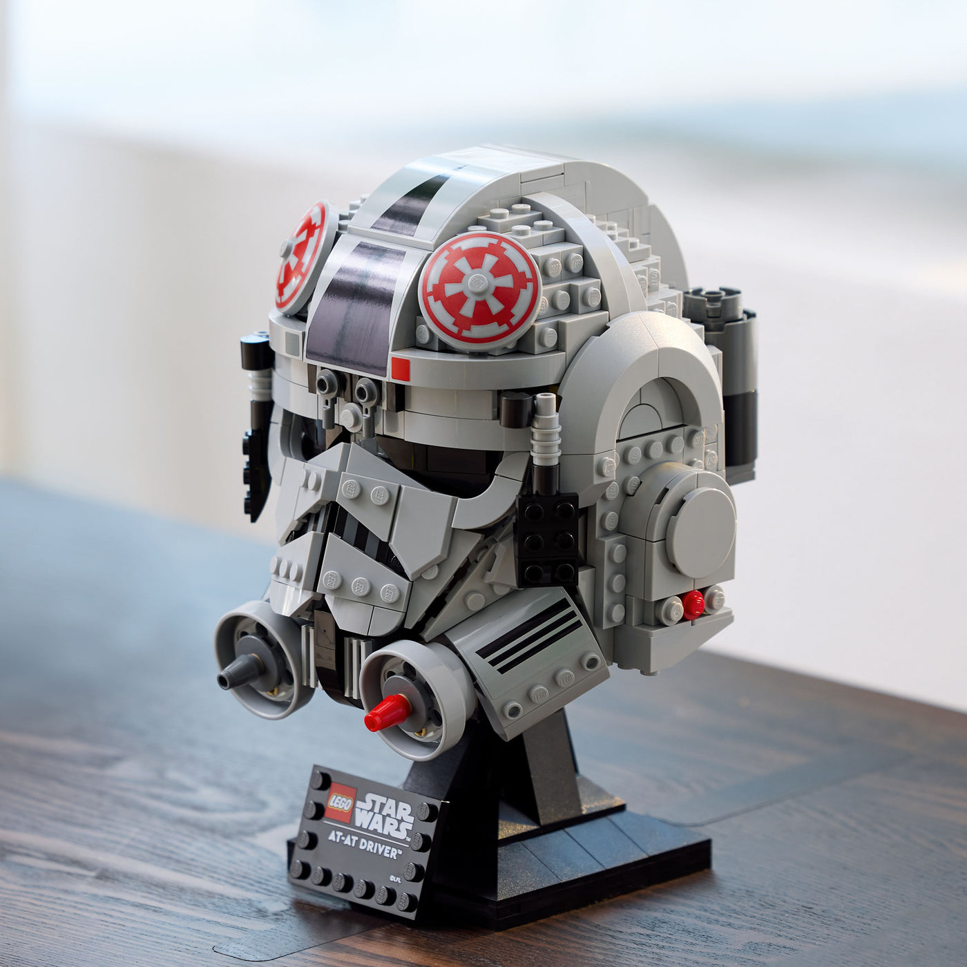 Casco pilota di AT-AT fotografia con prospettiva laterale del set lego costruito in ambiente doemstico da esposizione