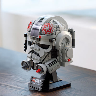 Casco pilota di AT-AT fotografia con prospettiva laterale del set lego costruito in ambiente doemstico da esposizione