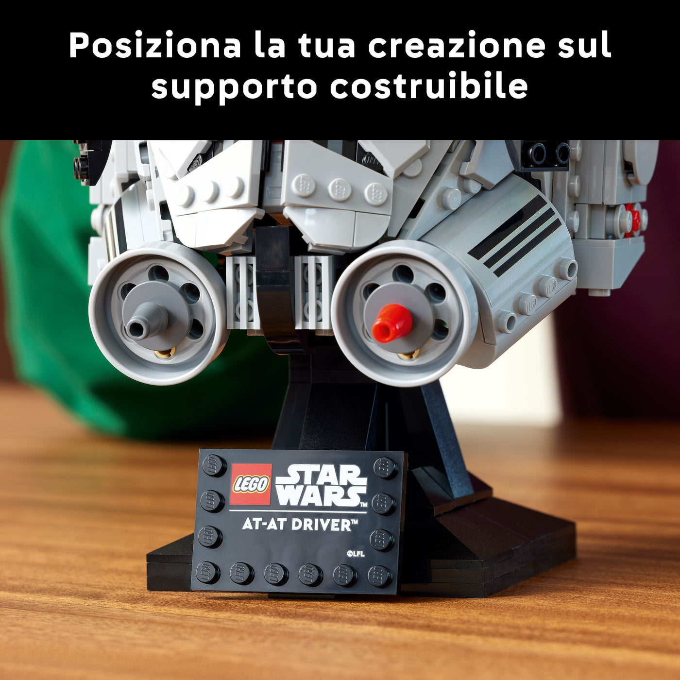 Casco pilota di AT-AT visione dettaglio targhetta e supporto