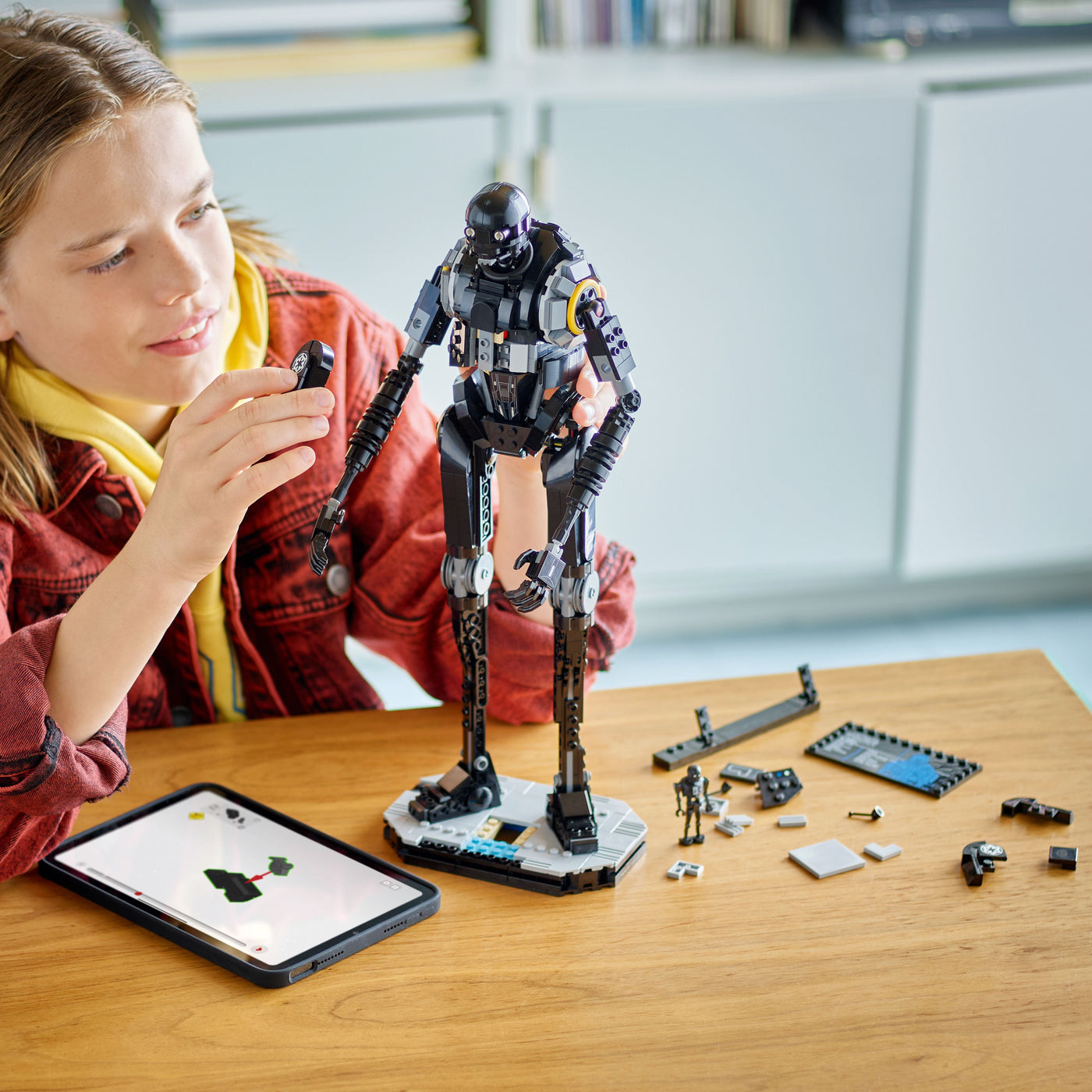 Droide di sicurezza K-2SO™ fotografia ragazza che costruisce il set lego